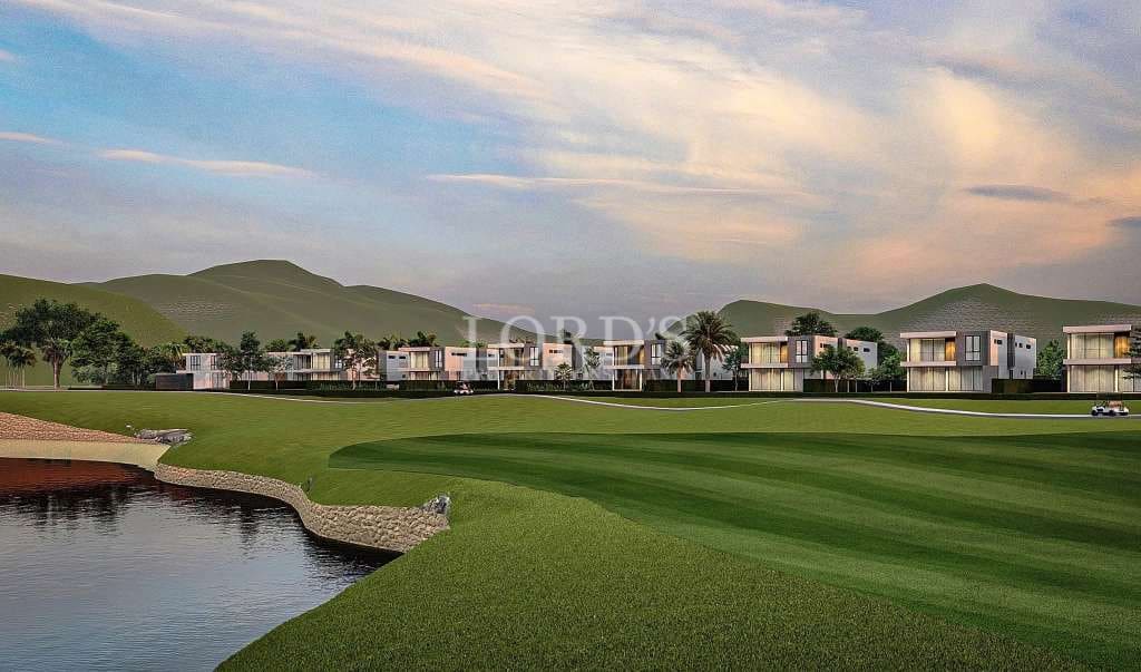 Luxuriöse Villenanlage mit Blick auf einen Golfplatz mit sanften grünen Fairways, Wasserspielen und Bergblick bei Sonnenuntergang.